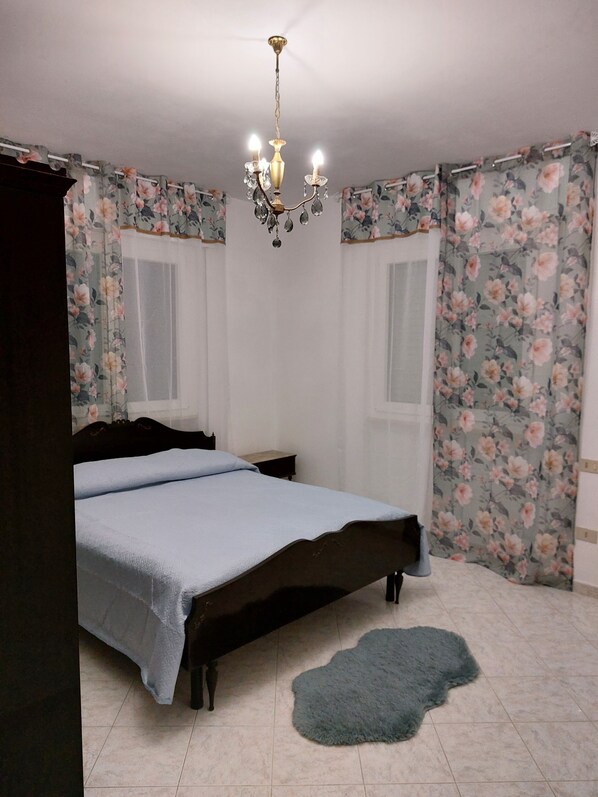 2 chambres, fer et planche à repasser, Wi-Fi, draps fournis