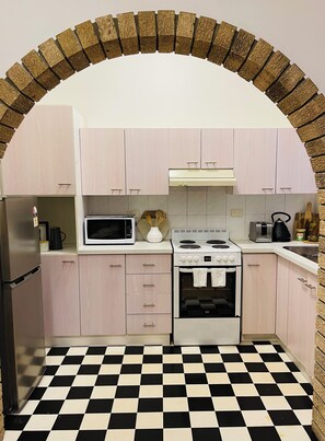 Fridge, microwave, oven, stovetop - Central 2bedroom in the heart of Bondi Beach (Bondi Beach)