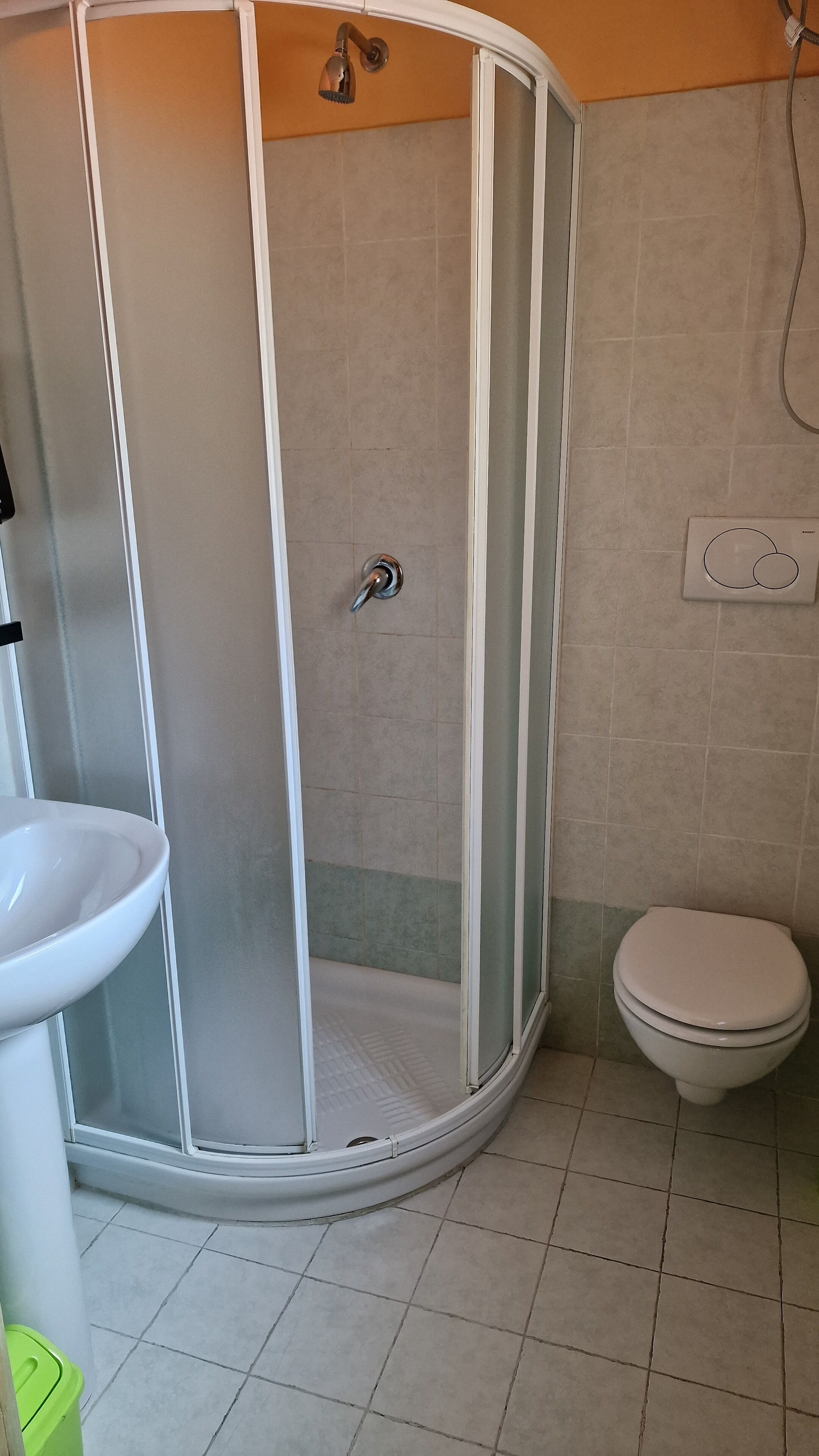 Douche, sèche-cheveux, bidet, serviettes fournies