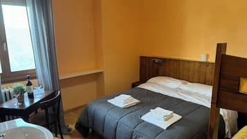 4 bedrooms, WiFi, bed sheets