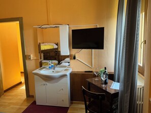 4 bedrooms, WiFi, bed sheets