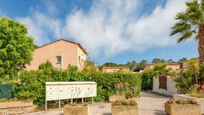 Una zona residenziale con file di case, un vialetto lastricato e un cartello.