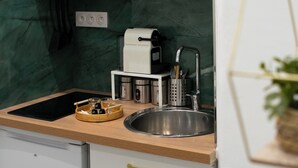 咖啡機/沖茶器、雪櫃、微波爐、爐具
