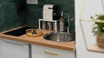 Frigorifero, microonde, piano cottura, macchina per tè/caffè