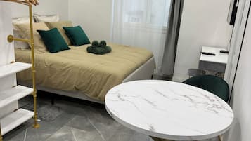 1 quarto, ferros/tábuas de passar roupa, berço de viagem