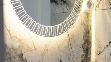 Secador de cabelo, toalhas de banho, sabonete, shampoo