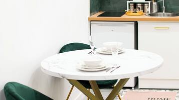 Een koelkast, een magnetron, een kookplaat