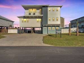 Exterior - Phamily Tides is a brand new 4 bedroom Pool Home Sleeps 10!!! (Navarre Beach)
