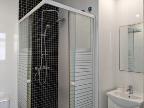 Chuveiro, secador de cabelo, toalhas de banho
