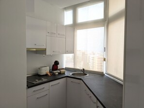 Kühlschrank, Mikrowelle, Wasserkocher mit Kaffee-/Teezubehör, Toaster