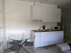 Kühlschrank, Mikrowelle, Wasserkocher mit Kaffee-/Teezubehör, Toaster