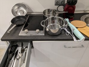 Jääkaappi, mikroaaltouuni, liesi, kahvin-/teenkeitin