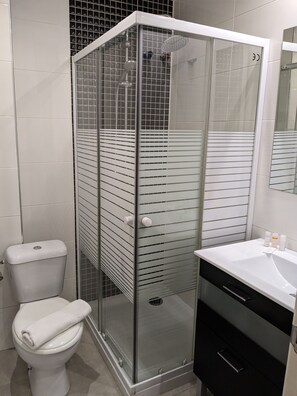 Shower, hair dryer, towels - Apartment with terrace 3C (Marbella)