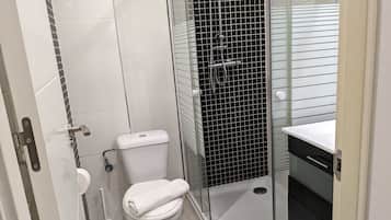 Dusche, Haartrockner, Handtücher