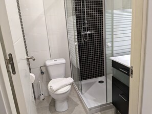 Dusj, hårføner og håndklær