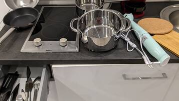 Kjøleskap, mikrobølgeovn, kaffetrakter/tekoker og brødrister