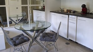 Cafetera y tetera, refrigerador, microondas y tostadora 