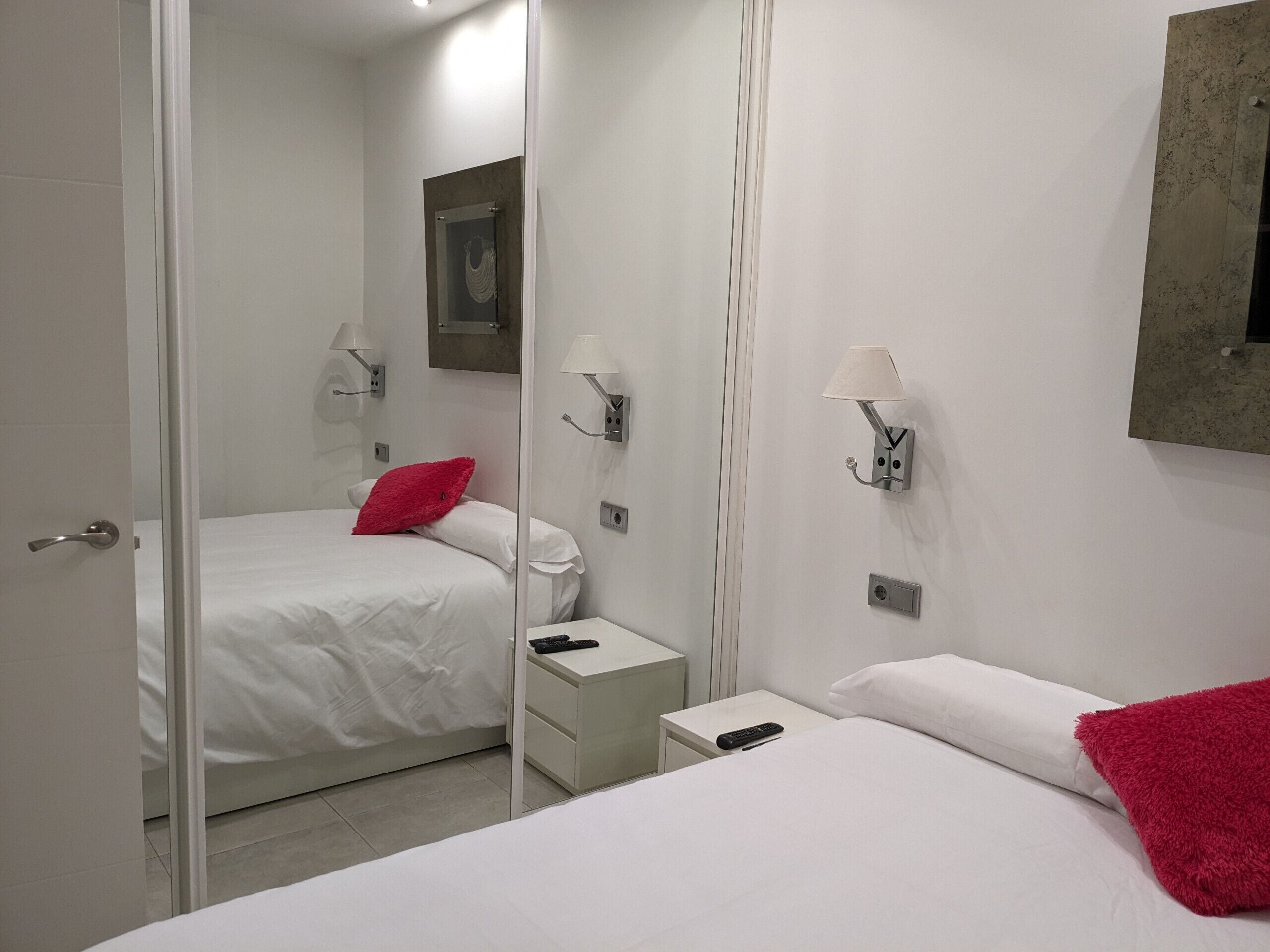 1 habitación, tabla de planchar con plancha, wifi gratis y ropa de cama 