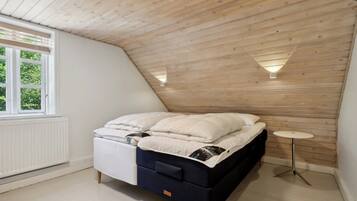 2 bedrooms, iron/ironing board, WiFi (free)