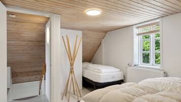 2 bedrooms, iron/ironing board, free WiFi