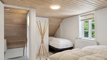 2 bedrooms, iron/ironing board, free WiFi