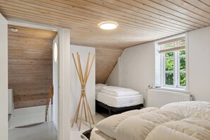 2 bedrooms, iron/ironing board, free WiFi