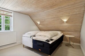 2 bedrooms, iron/ironing board, free WiFi