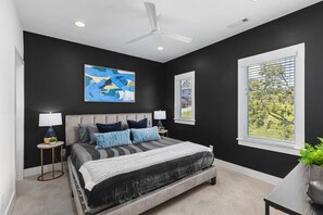 4 bedrooms, desk, iron/ironing board, free WiFi - Patio, FirePit, Garage - Walk to Belmont, 12 South, Restaurants & More (Nashville)