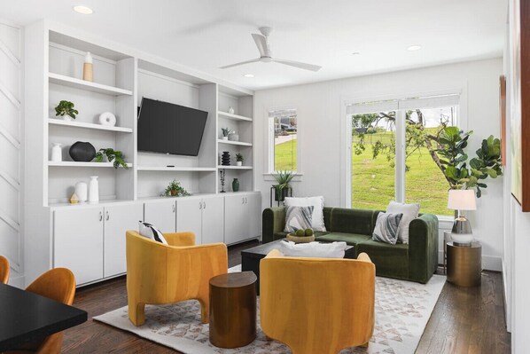 Smart TV, fireplace
