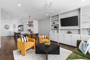 Smart TV, fireplace - Patio, FirePit, Garage - Walk to Belmont, 12 South, Restaurants & More (Nashville)