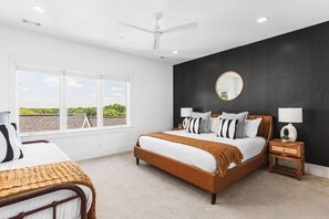 4 bedrooms, desk, iron/ironing board, free WiFi - Patio, FirePit, Garage - Walk to Coffee, Restaurants, 12 South & Belmont (Nashville)