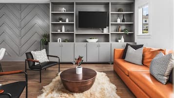 Een smart-tv en een open haard