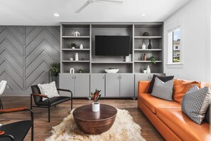 Smart TV, fireplace - Patio, FirePit, Garage - Walk to Coffee, Restaurants, 12 South & Belmont (Nashville)