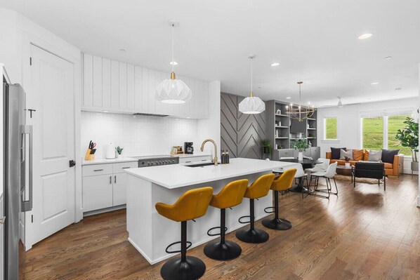 Fridge, microwave, oven, stovetop - Patio, FirePit, Garage - Walk to Coffee, Restaurants, 12 South & Belmont (Nashville)