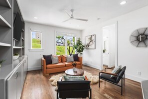 Smart TV, fireplace - Patio, FirePit, Garage - Walk to Coffee, Restaurants, 12 South & Belmont (Nashville)