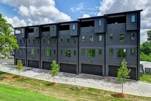 Exterior - Patio, FirePit, Garage - Walk to Coffee, Restaurants, 12 South & Belmont (Nashville)