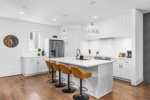 Fridge, microwave, oven, stovetop - Patio, FirePit, Garage - Walk to Coffee, Restaurants, 12 South & Belmont (Nashville)