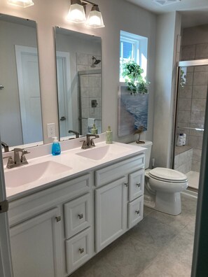 淋浴设施、吹风机、毛巾、肥皂