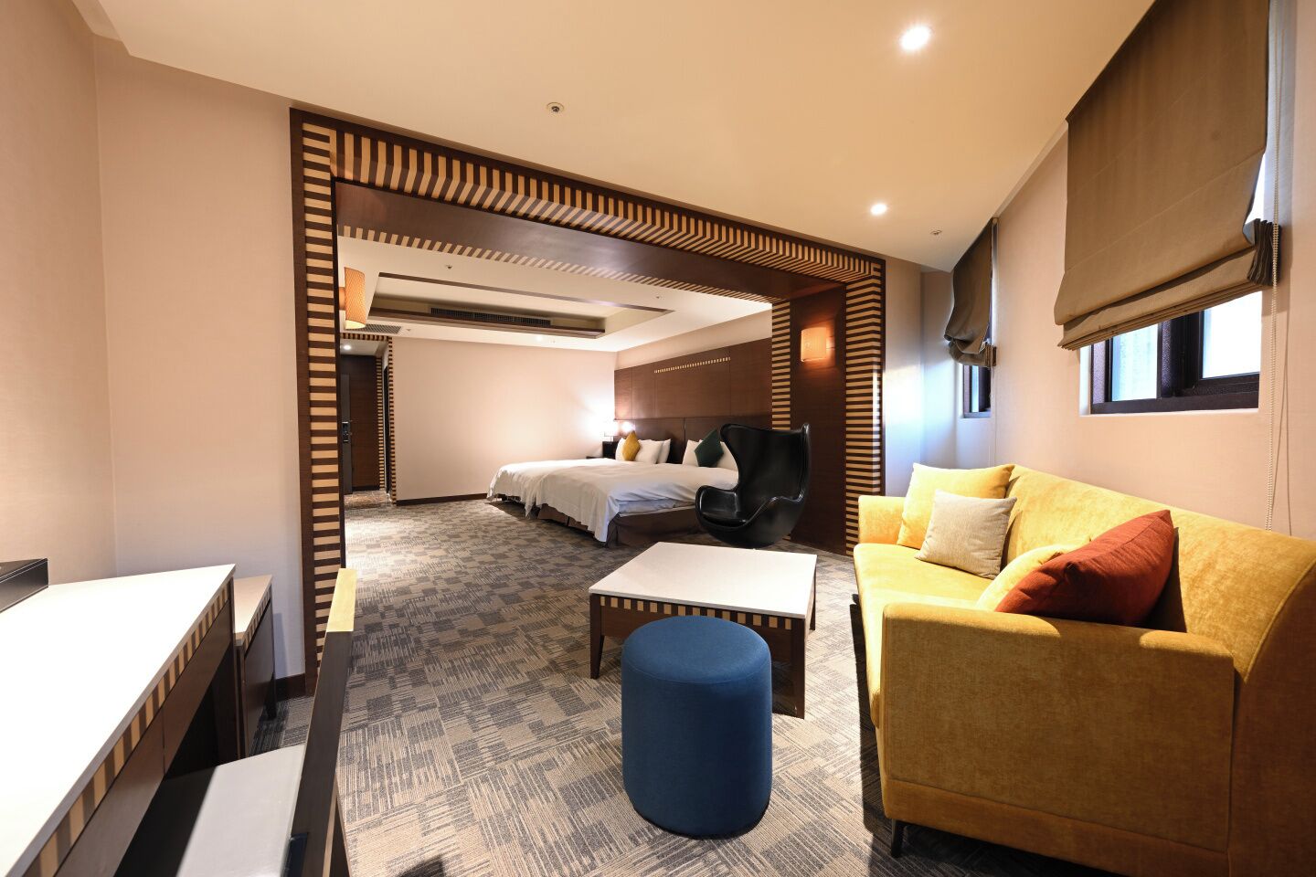 Executive Quadruple Room | Living area | 50-inch flat-screen TV with digital channels, Netflix
