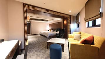 Executive Quadruple Room | Living area | 50-inch flat-screen TV with digital channels, Netflix