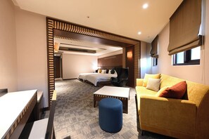Executive Quadruple Room | Living area