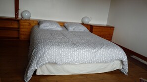 2 chambres, fer et planche à repasser, Wi-Fi gratuit, draps fournis