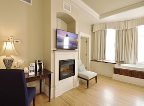 特色客房, 1 张特大床, 浴缸 | 起居区