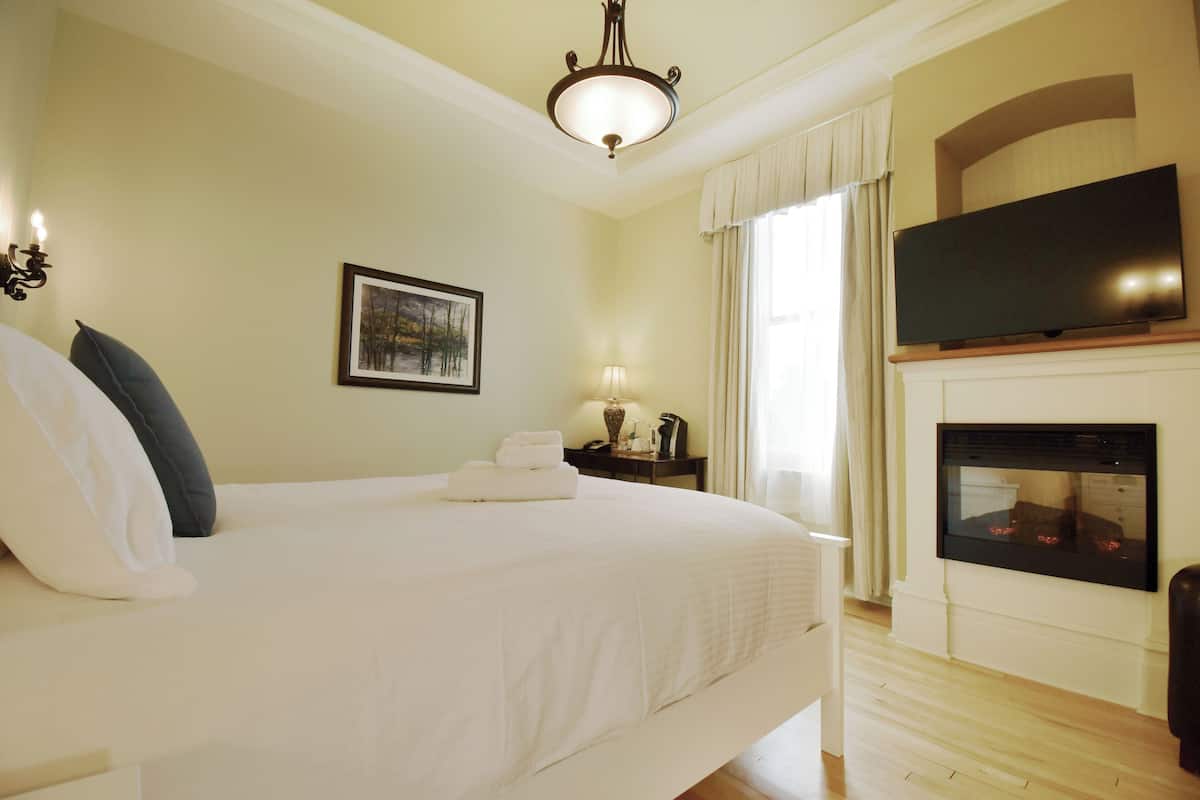 Superior Room, 1 Queen Bed | Iron/ironing board