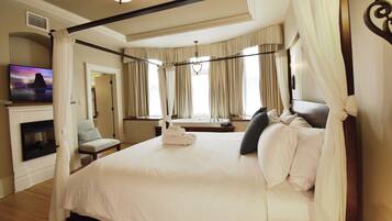 Signature Room, 1 King Bed, Bathtub | Iron/ironing board