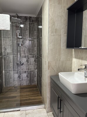 Deluxe Condo, 1 Bedroom, Non Smoking, Balcony | Bathroom | Designer toiletries, hair dryer, towels, soap