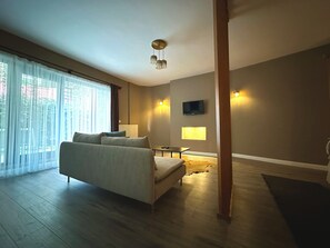Honeymoon Studio Suite | Living area