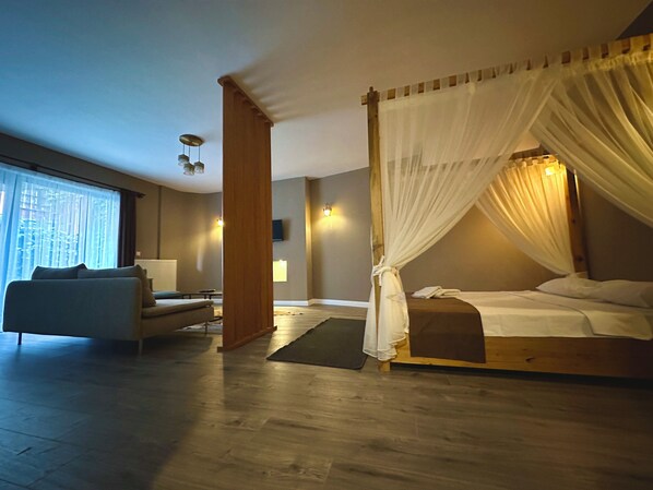 Suíte estúdio lua de mel | Roupas de cama premium, escrivaninha, cortinas blackout