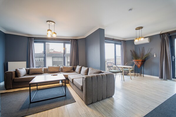 Deluxe Duplex | 1 bedroom, premium bedding, desk, blackout drapes