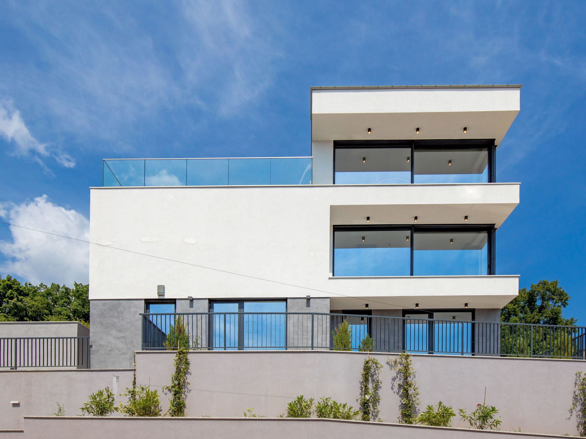Un edificio moderno de varios pisos con ventanas amplias y techo plano.